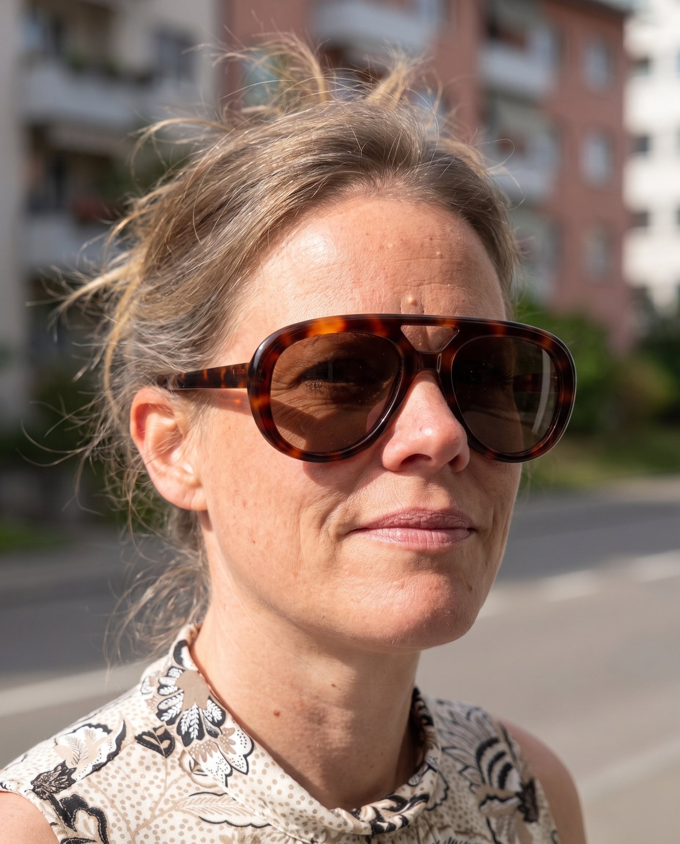 Frau mit Schildpatt-Sonnenbrille auf einer Strasse in Dietikon